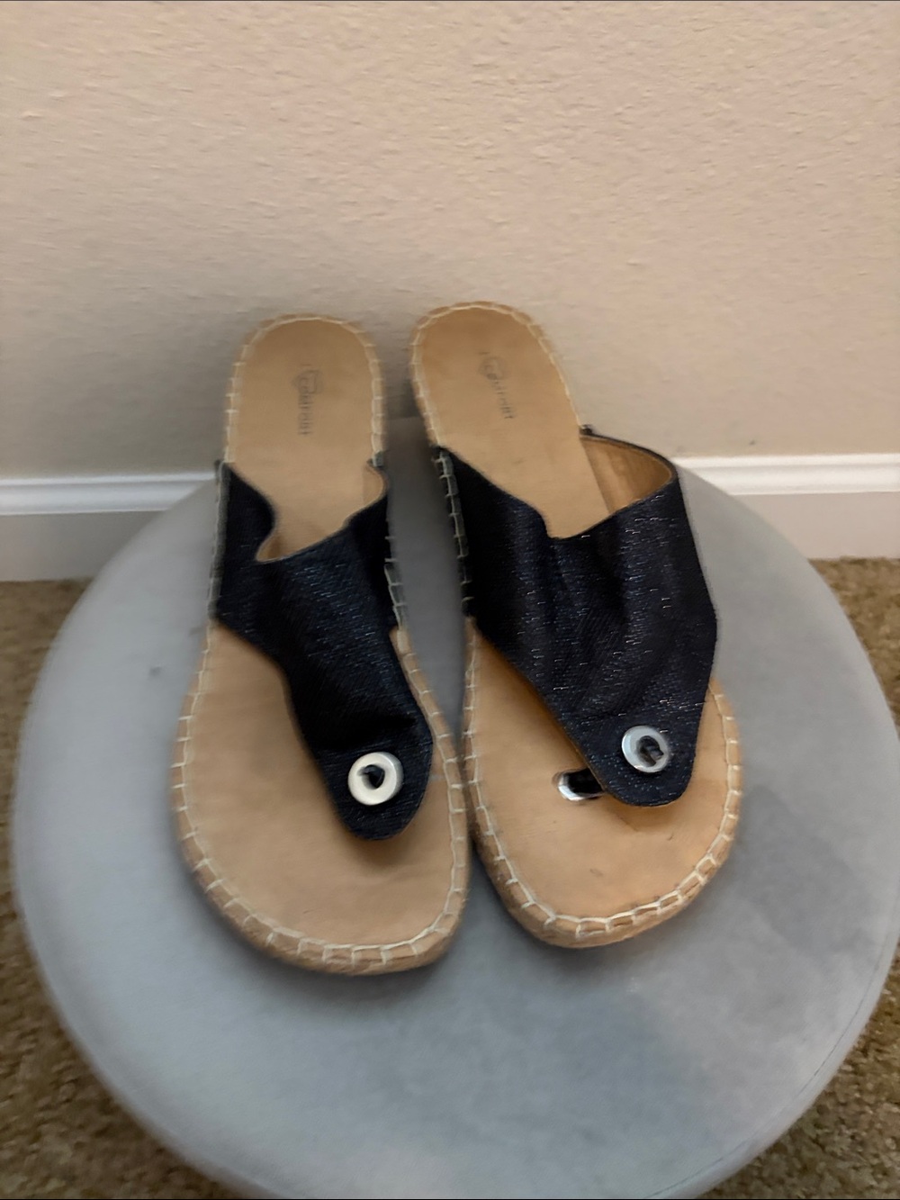 Black Women's Slip-On Toe-Ring Sandals